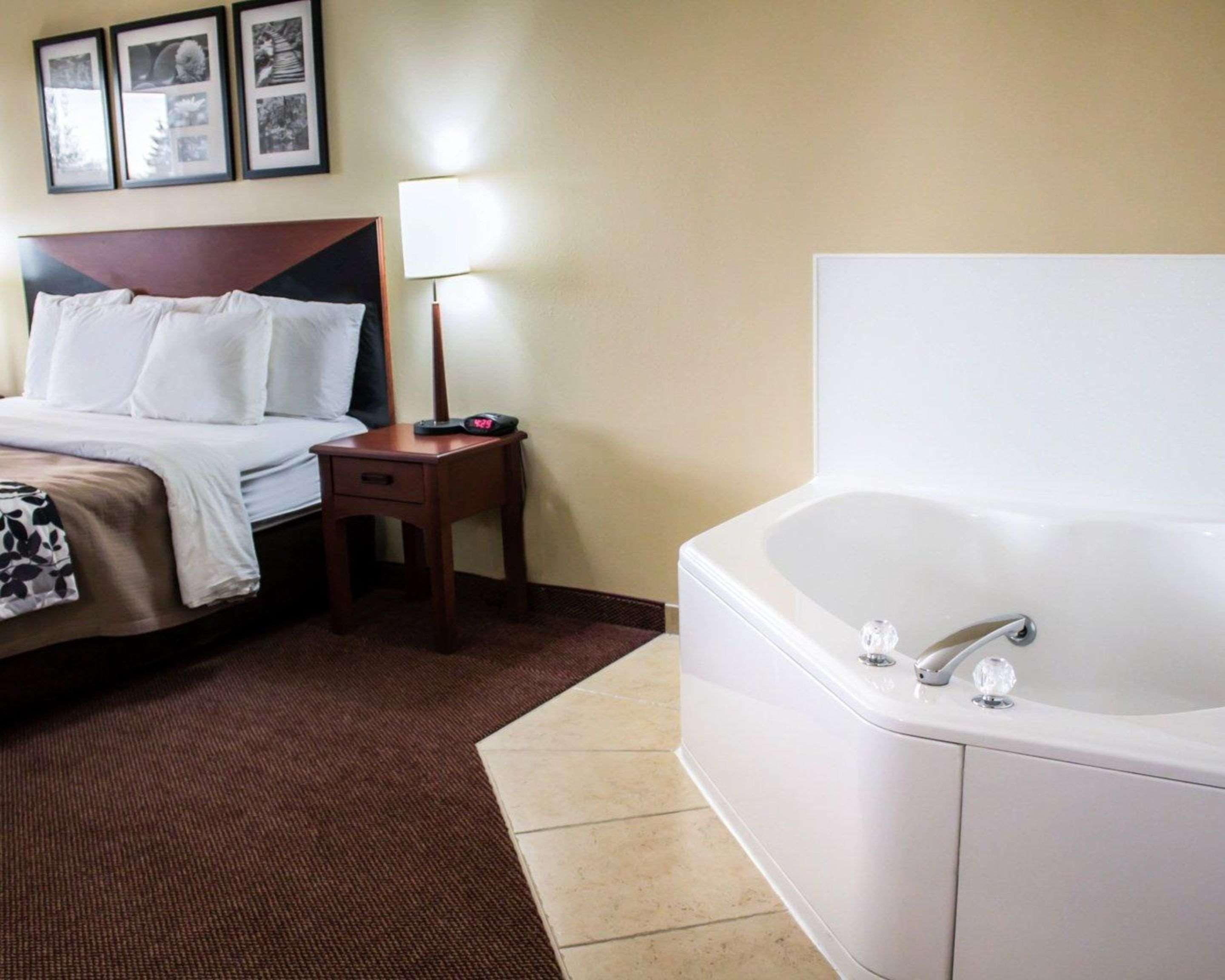 Quality Inn & Suites Chambersburg Exterior photo