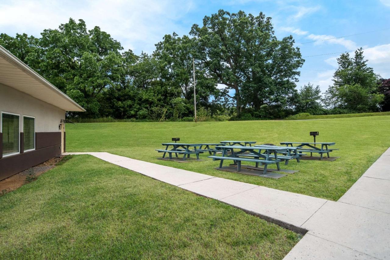 Quality Inn & Suites Chambersburg Exterior photo