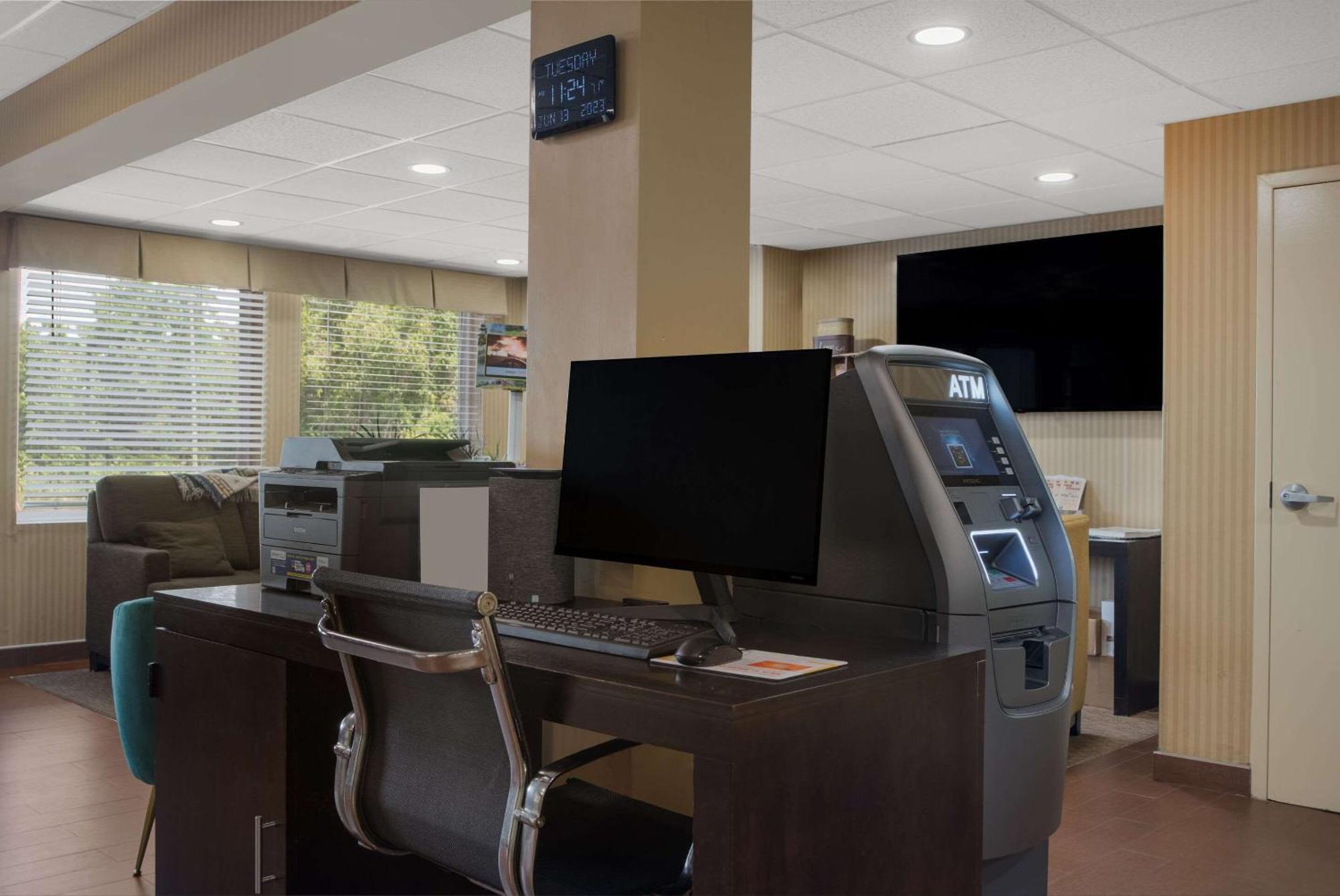 Quality Inn & Suites Chambersburg Exterior photo