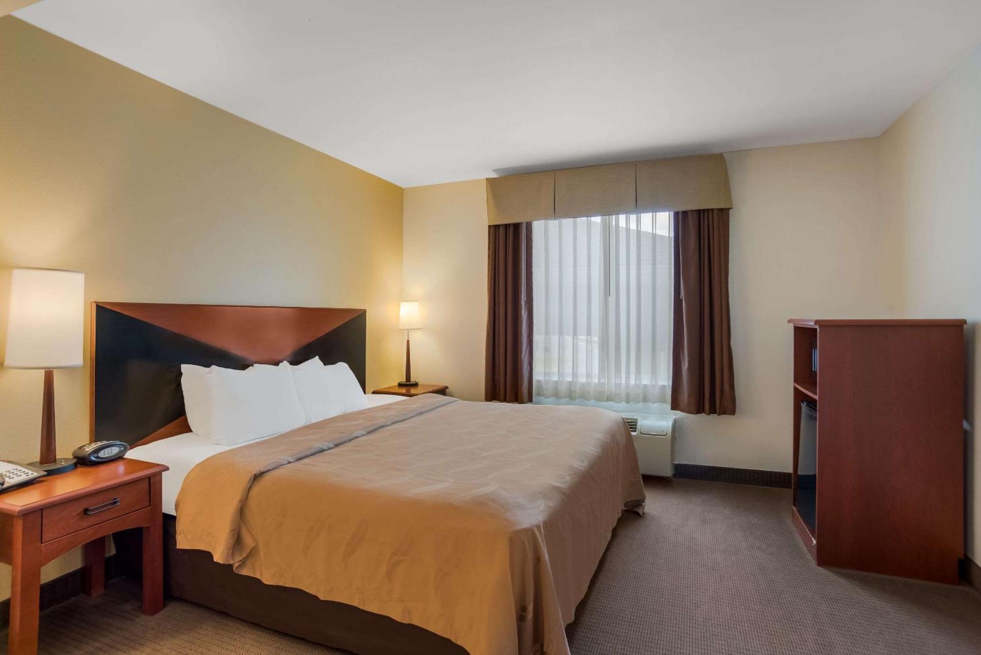 Quality Inn & Suites Chambersburg Exterior photo