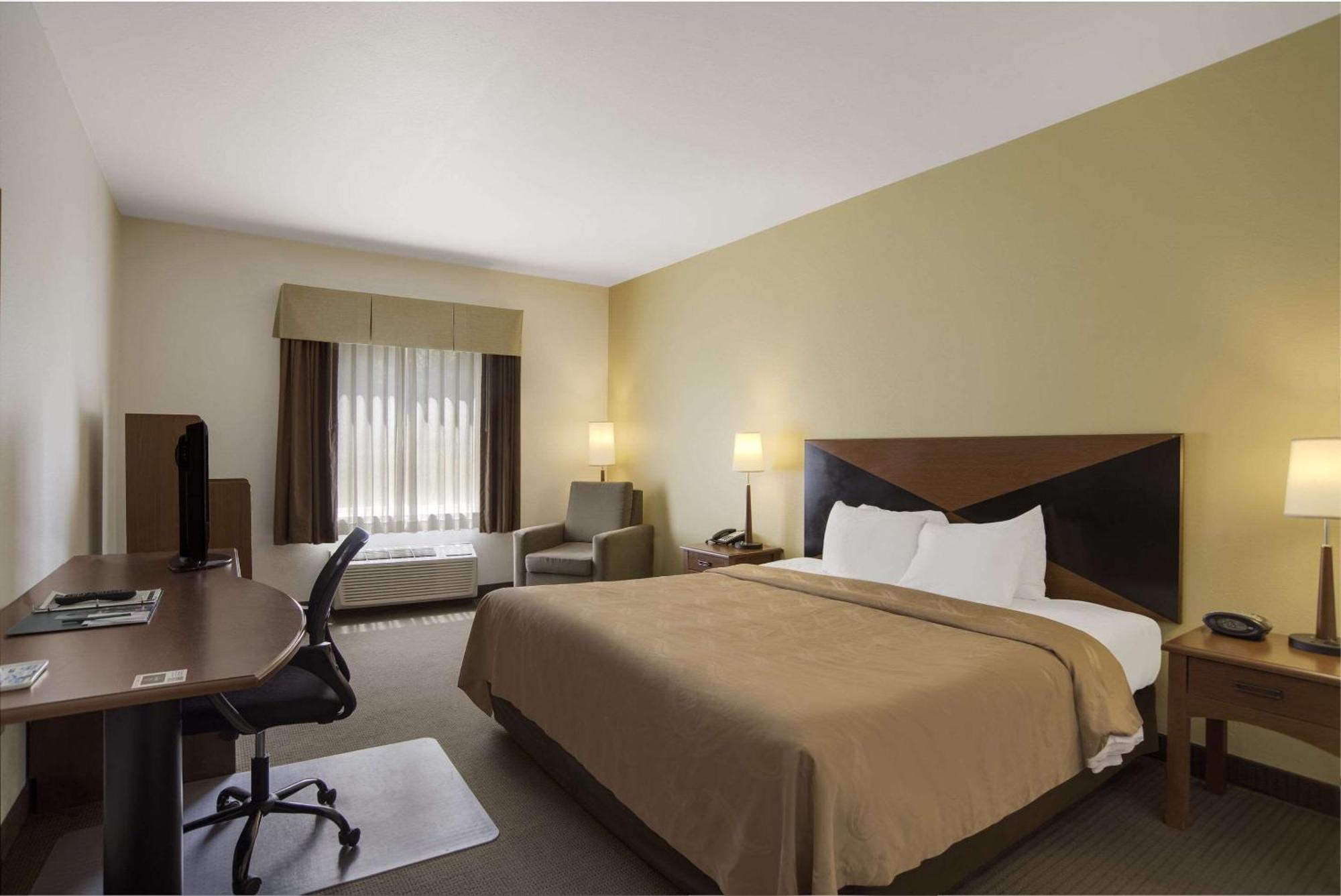 Quality Inn & Suites Chambersburg Exterior photo
