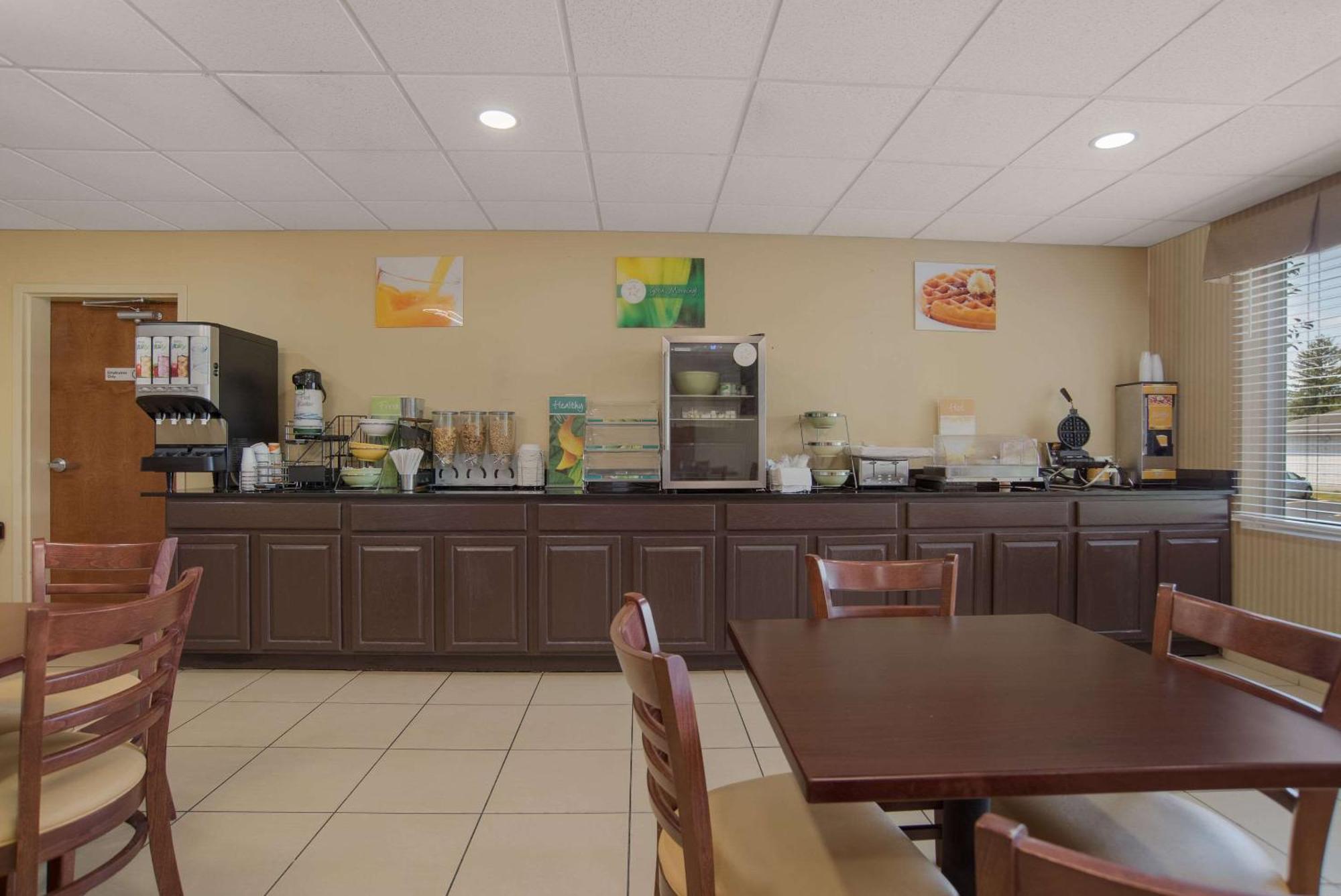 Quality Inn & Suites Chambersburg Exterior photo