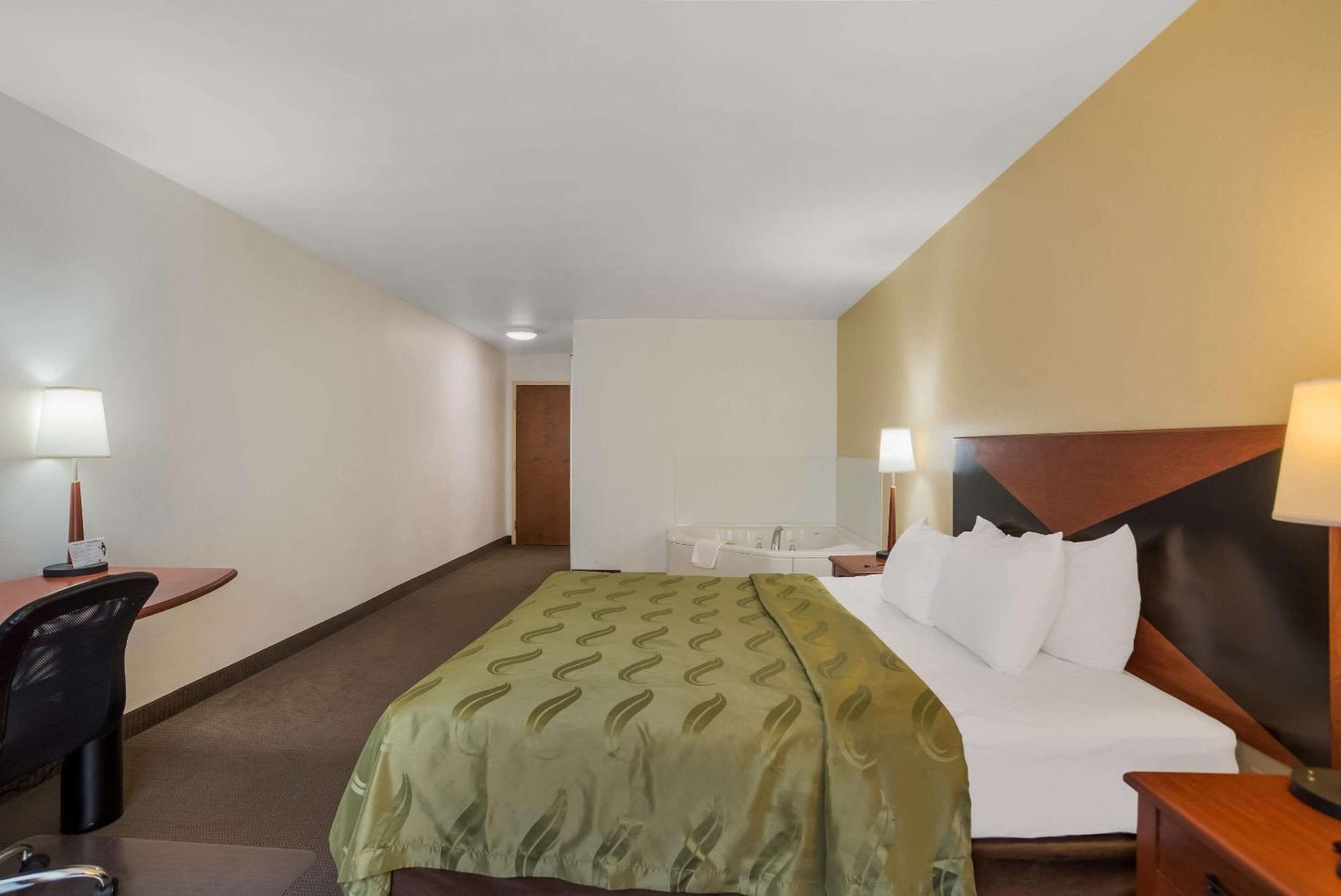 Quality Inn & Suites Chambersburg Exterior photo