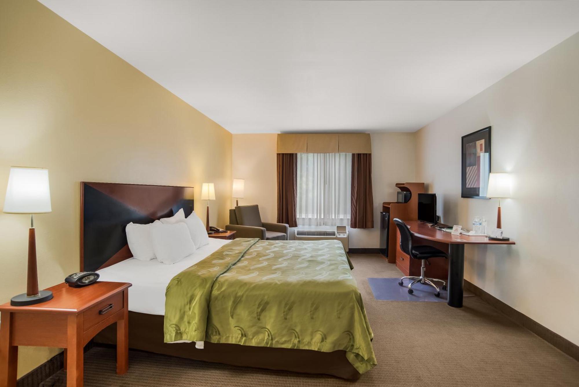 Quality Inn & Suites Chambersburg Exterior photo