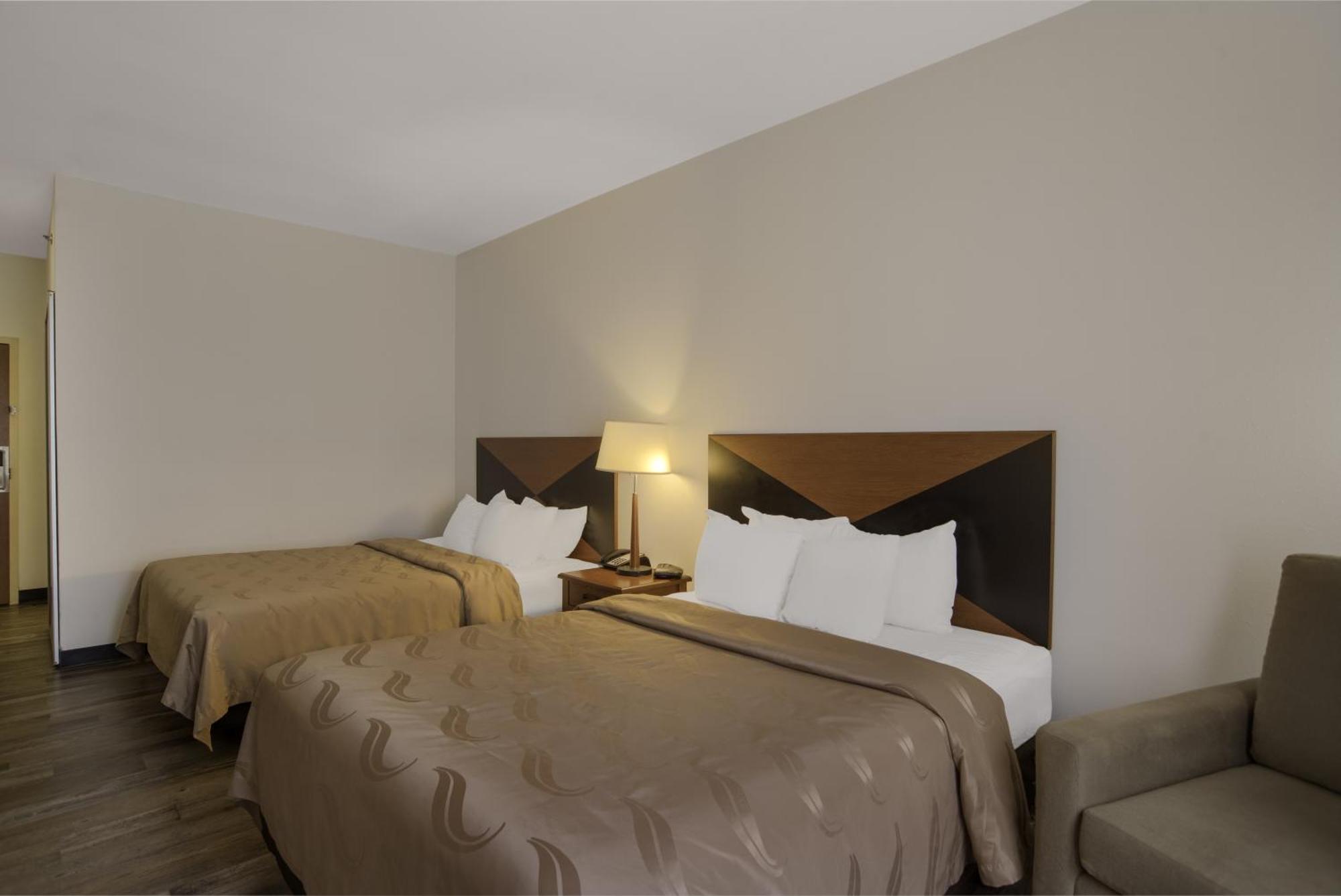 Quality Inn & Suites Chambersburg Exterior photo