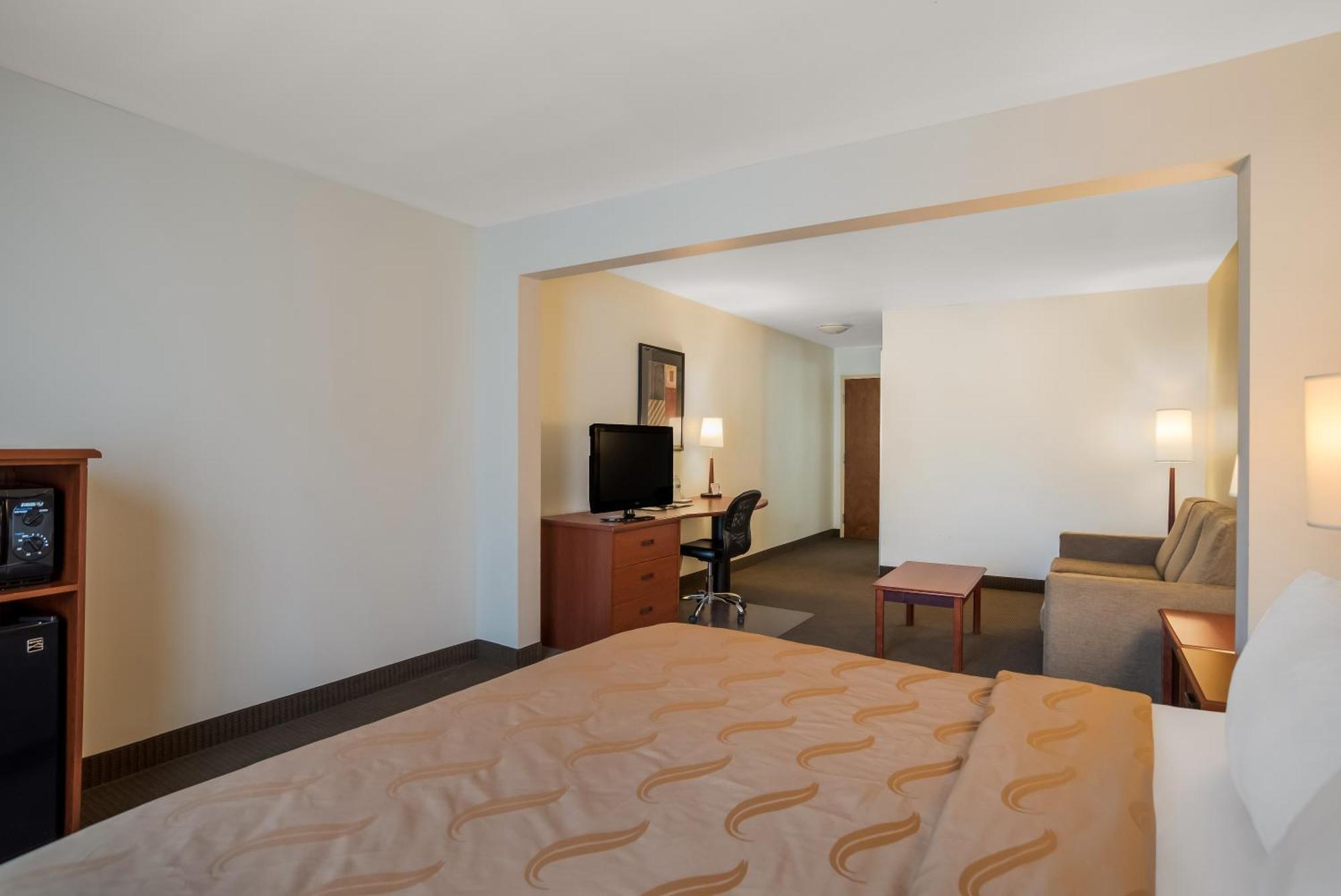 Quality Inn & Suites Chambersburg Exterior photo