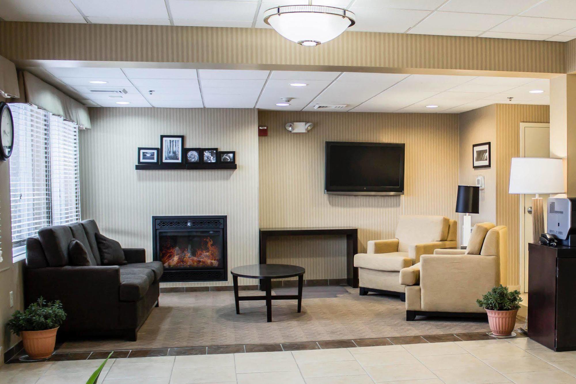 Quality Inn & Suites Chambersburg Exterior photo